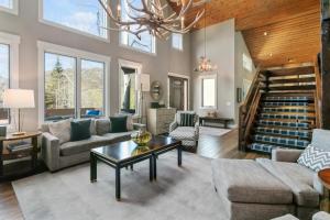 2540 Queen Esther Dr - 5 Bedroom Home with Spa