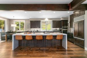 2540 Queen Esther Dr - 5 Bedroom Home with Spa
