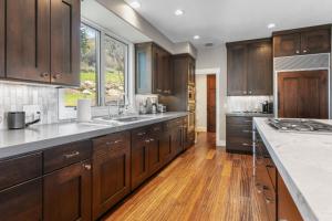 2540 Queen Esther Dr - 5 Bedroom Home with Spa