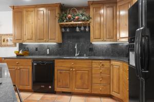 Deer Lake Village at Deer Valley Resort - Four Bedroom Condo with Hot Tub #2478 condo