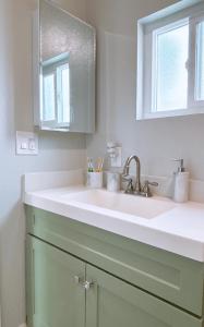 Modern Cozy Stylish Home AC WasherDryer Parking 3 minutes to Balboa Park