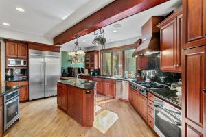 3135 Thistle - 7 Bedroom Private Home