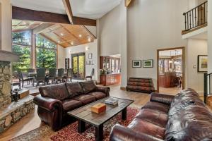 3135 Thistle - 7 Bedroom Private Home