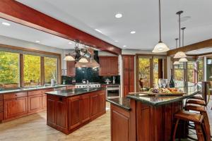 3135 Thistle - 7 Bedroom Private Home