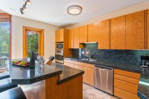 Pinnacle at Deer Valley Resort - Four Bedroom Condo with Hot Tub #1470 condo