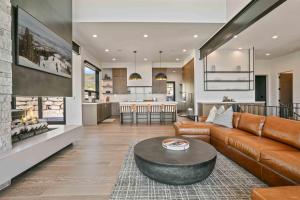 1868 W SkyRidge Drive 4 Bedroom Home with Hot Tub home