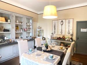 Maison dhôtes et gîtes La Chouannerie à côté du parc du Puy duFou