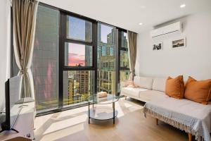 Steps to RMIT Uni & A Range Of City Life 2B2B CBD