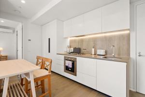 Steps to RMIT Uni & A Range Of City Life 2B2B CBD