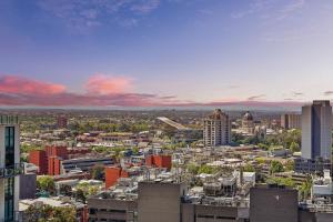 Steps to RMIT Uni & A Range Of City Life 2B2B CBD