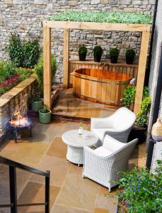 PEAK DISTRICT ROMANTIC Courtyard Loft, with Outdoor Japanese Whirlpool Bath