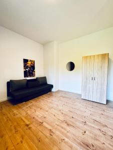 Modern 8BR Apt with Private Garden Sleeps 17