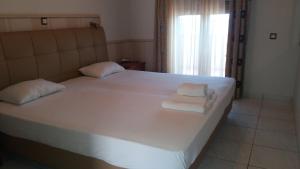 Aigeiros Apartments & restaurant