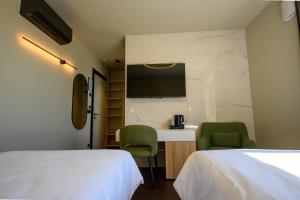 Hotel Adore 