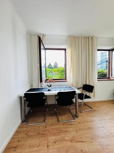 Simple 3 Bedroom Apartment with Outdoor Space Sleeps up to 8