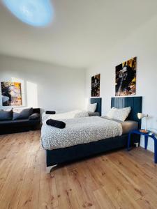 Simple 3 Bedroom Apartment with Outdoor Space Sleeps up to 8