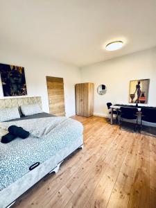 Lovely 3BR Apt with Private Garden for 8 People