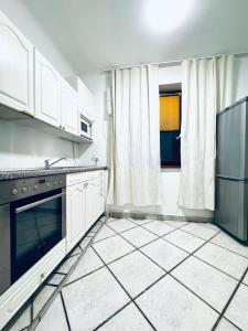 Simple 3 Bedroom Apartment with Outdoor Space Sleeps up to 8