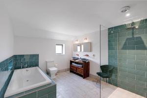 Seven Space - Willow Barn, Hot Tub & Scenic Rural Retreat