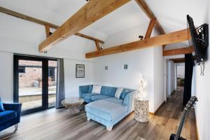 Seven Space - Willow Barn, Hot Tub & Scenic Rural Retreat