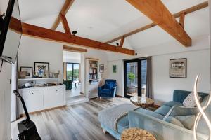 Seven Space - Willow Barn, Hot Tub & Scenic Rural Retreat