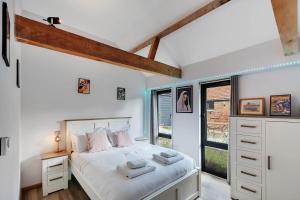 Seven Space - Willow Barn, Hot Tub & Scenic Rural Retreat
