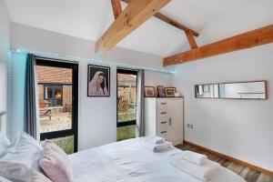 Seven Space - Willow Barn, Hot Tub & Scenic Rural Retreat