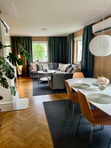 Hus med stor trädgård i lugn miljö nära havet