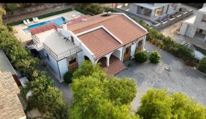 A Spacious Villa to Entertain