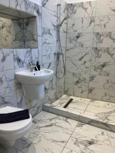 Ultra-Central Cozy Studio, Steps from Everything