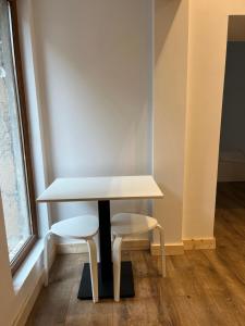 Ultra-Central Cozy Studio, Steps from Everything