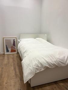 Ultra-Central Cozy Studio, Steps from Everything