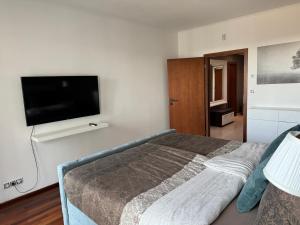 Family apartment with the view of the old town Prague city with free parking