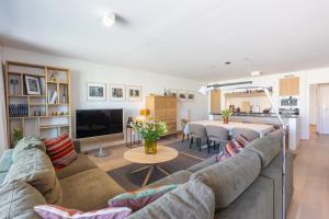 Crystal Blue Seaview - 225