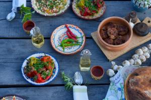 Authentic House with Stunning Mountain View - Karashka