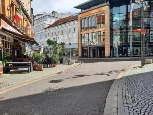 A7 J22 FeWo Michelangelo NETFLIX Fußgängerzone