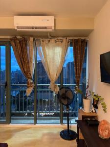 SOHO Central 1 Bedroom with Balcony near MRT EDSA SHAW PIONEER Greenfields SM Megamall Ortigas - Hotel 4 stelle a Manila