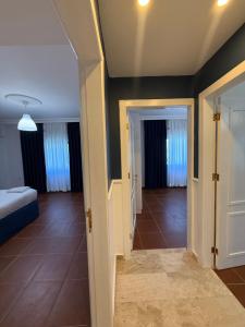 3bedroom aprt of 200sqm near movenpick hotel amman