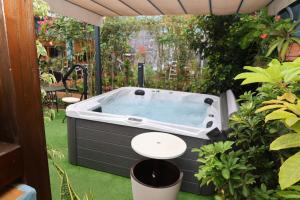 Casa con jardín y jacuzzi