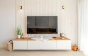 Sophisticated Two Bed Apartment in Pure South with Sea View