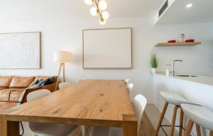 Sophisticated Two Bed Apartment in Pure South with Sea View