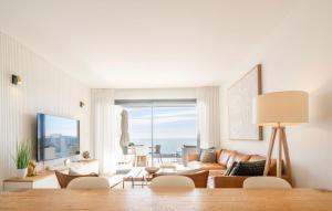 Sophisticated Two Bed Apartment in Pure South with Sea View