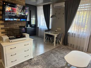 Просторі LUX апартаменти на центральному проспекті, програвач вінілу з платівками, великий Smart TV,преміум-підписки YouTube та онлайн-кінотеатрів , кавомашина, відкритий балкон, ЗВІТНІ ДОКУМЕНТИ - 4-star hotels in Kryvyi Rih