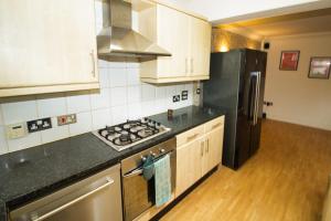 3 Bed Town House - Sleeps 5 - Ensuite - Off Street Parking - Pets Welcome - Wifi - Garden