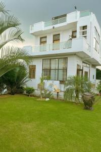 Peaceful 3 BHK farm with pool in Kanota