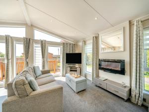 Rabbit Hole - Uk49618