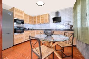 Cocoteros Ocean View House