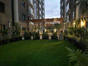 Aurora Smart Homes- Modern 2BR Apartment with Pool & Gym,Kilimani