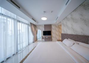 Amazing Burj Khalifa Views with Highest Infinity pool