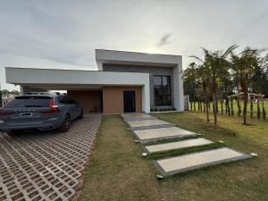 Casa Térrea com Piscina em um Resort Completo